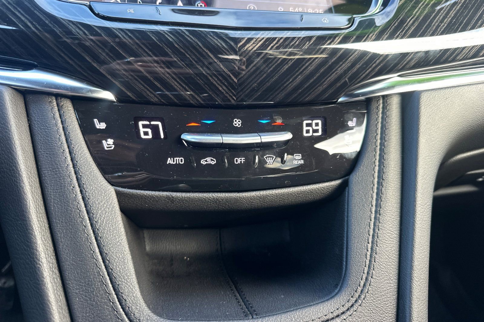 Used 2025 Cadillac XT6 Premium Luxury w/ Technology Package image 29