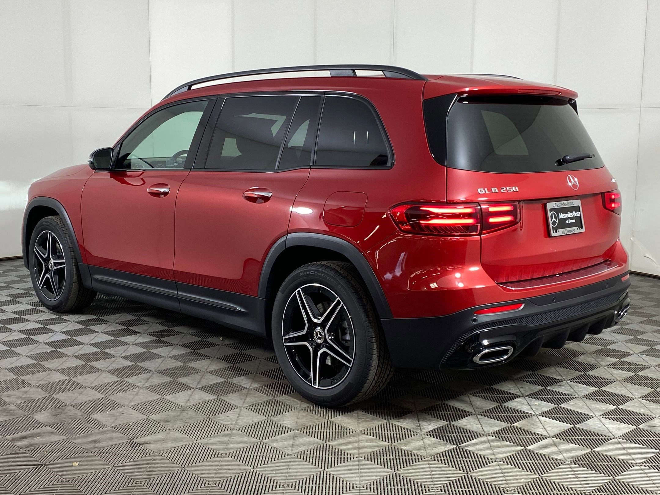 Used 2026 Mercedes-Benz GLB 250 4MATIC image 3