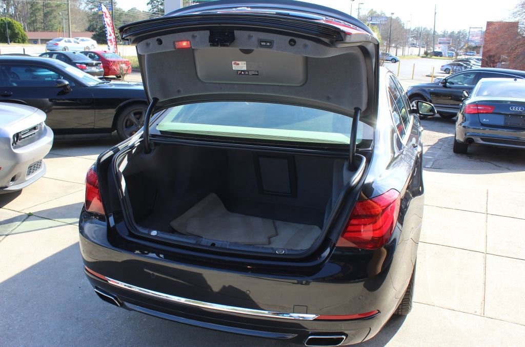Used 2014 BMW 750i xDrive XI image 9