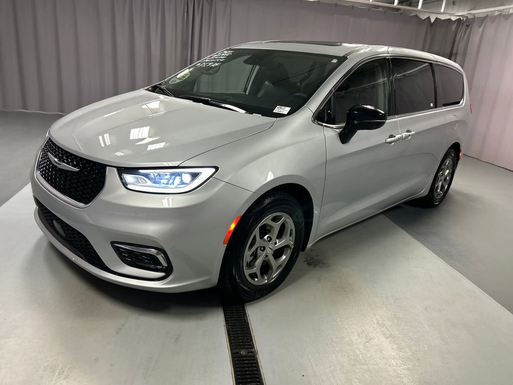 Used 2024 Chrysler Pacifica Limited FWD image 3