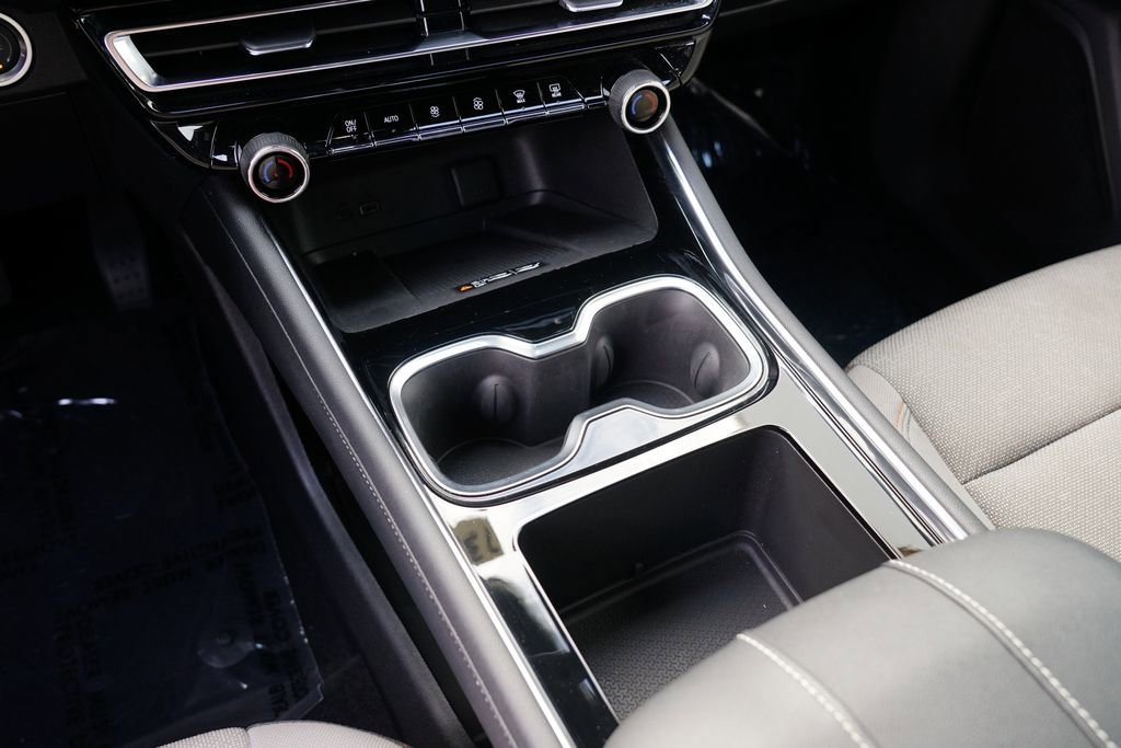 Used 2025 Chevrolet Traverse LT image 24