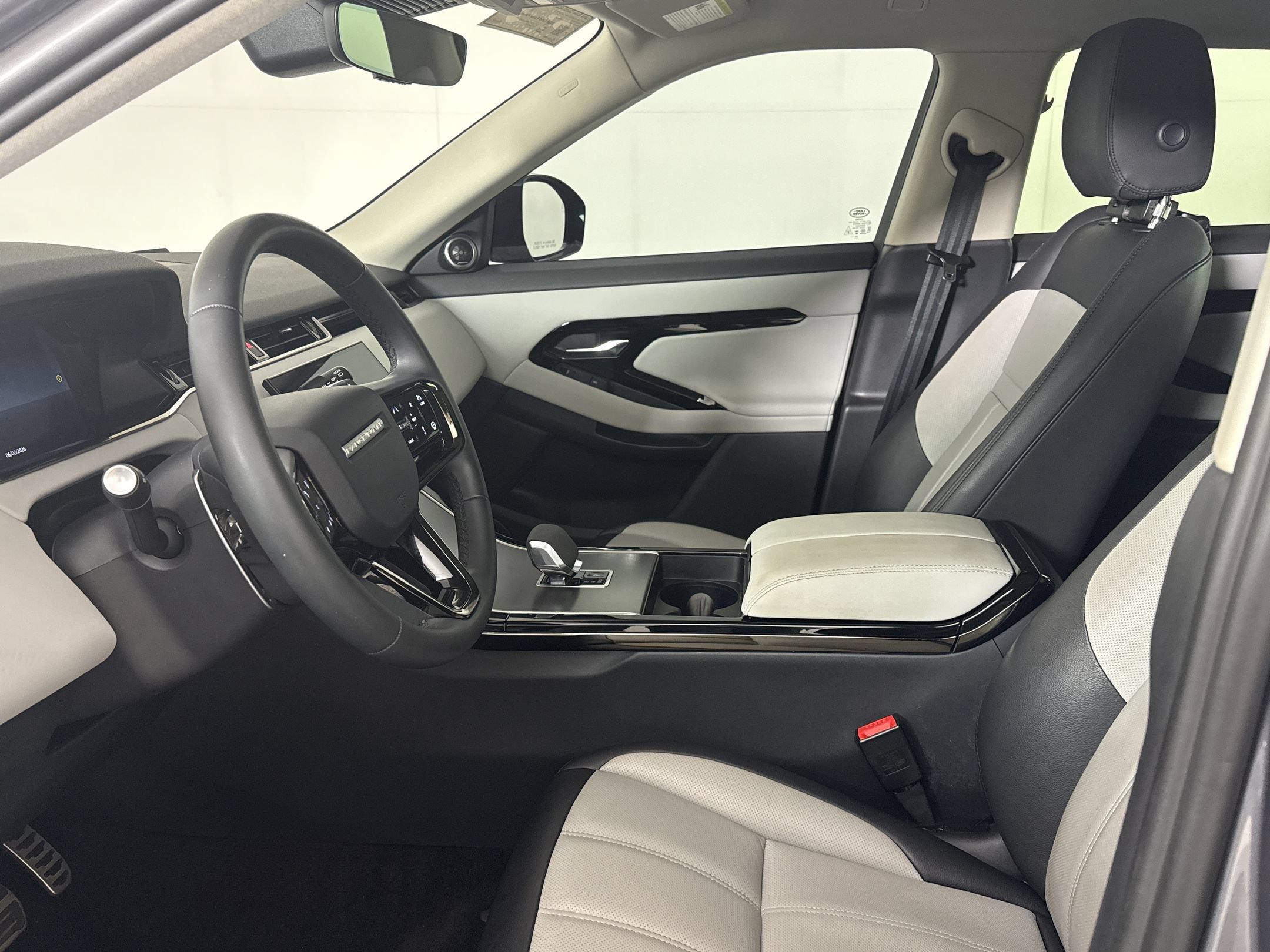 Used 2024 Land Rover Range Rover Evoque Dynamic SE AWD/4WD image 5