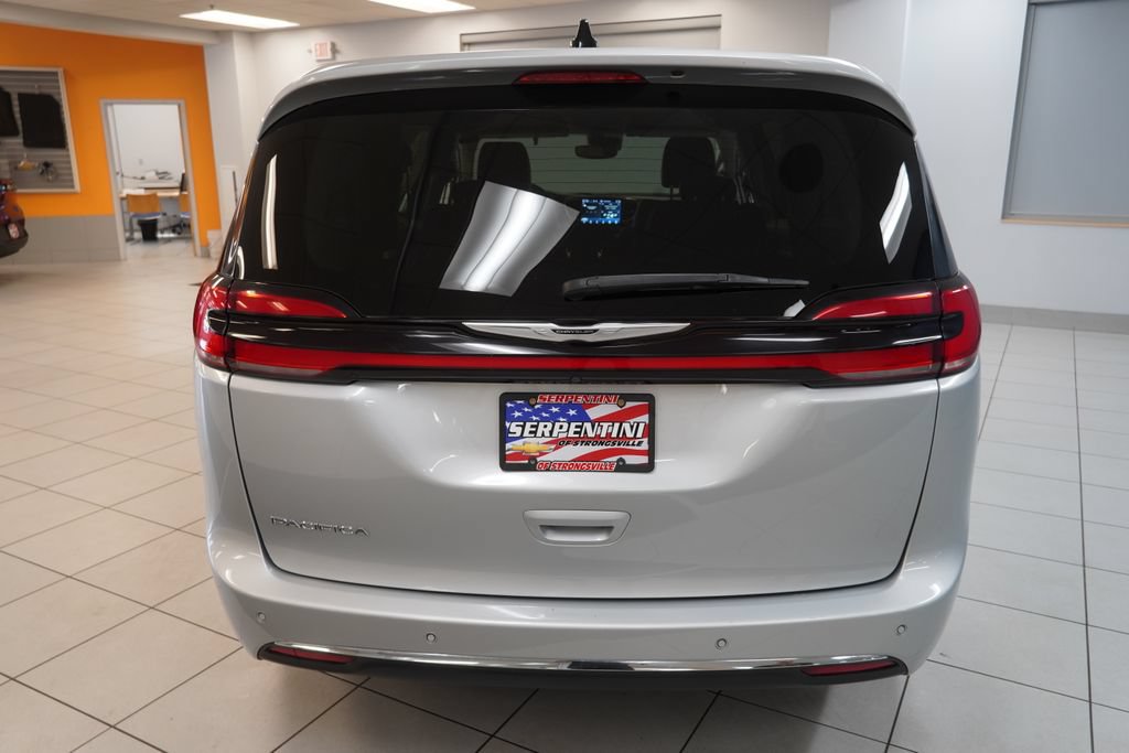 Used 2024 Chrysler Pacifica Touring-L FWD image 10