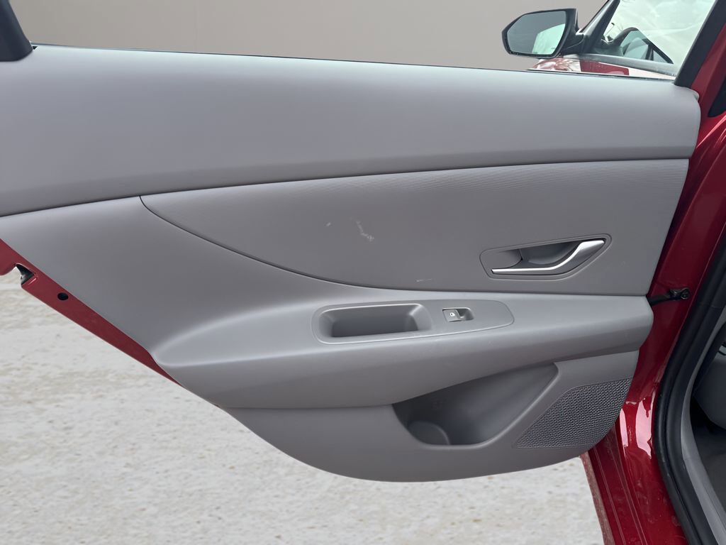 Used 2025 Hyundai Elantra SE image 23