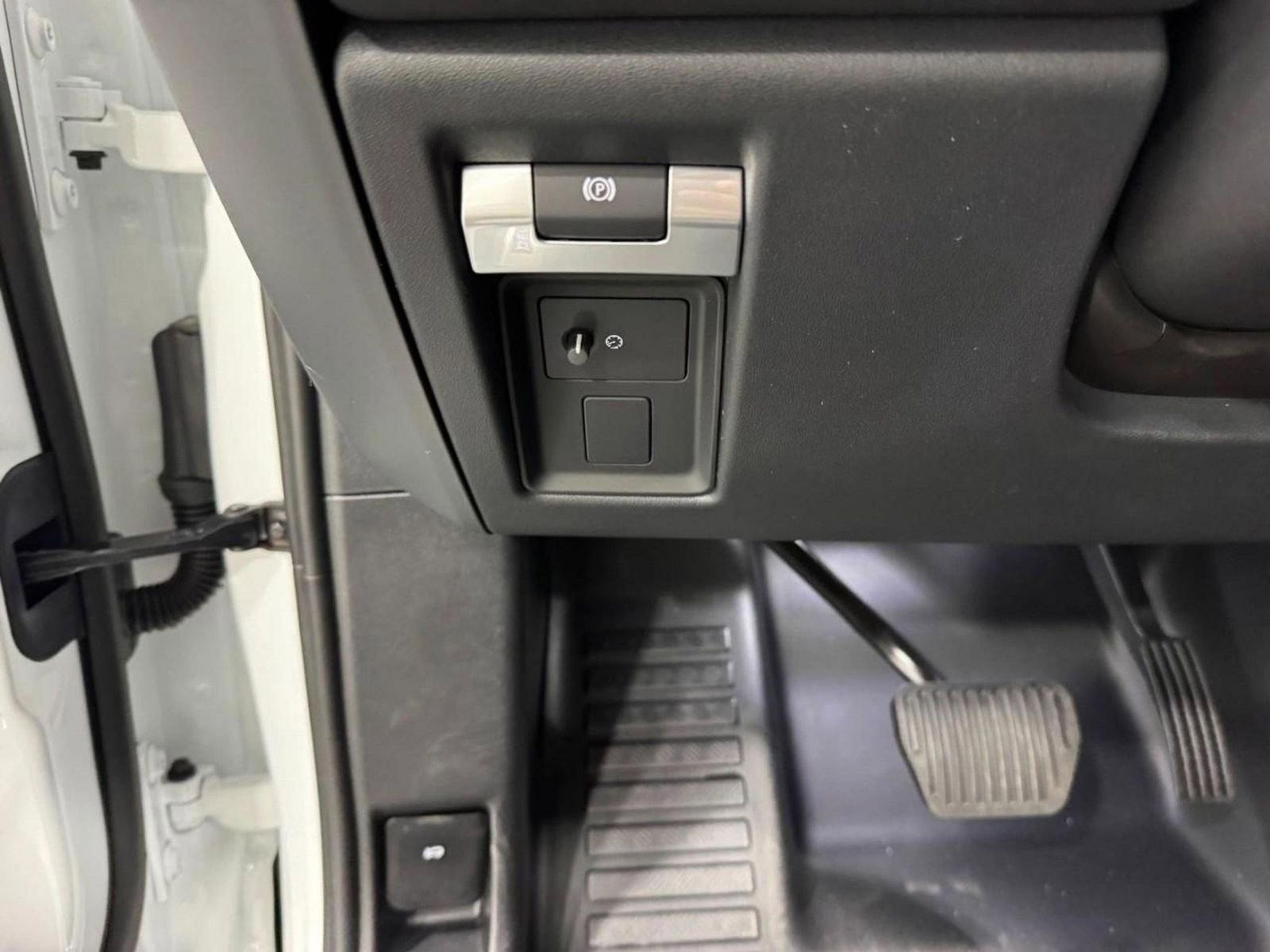New 2026 Land Rover Defender 130 X-Dynamic SE image 29