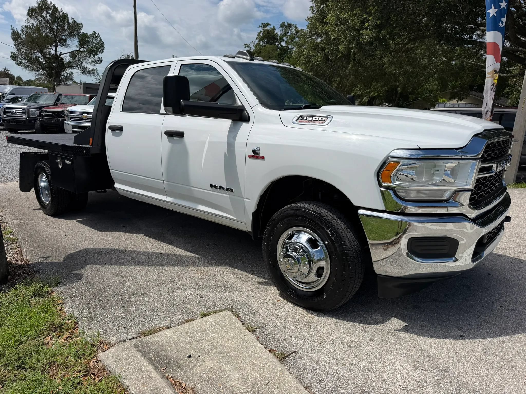 Used 2022 RAM 3500 Tradesman w/ Chrome Appearance Group AWD/4WD image 3