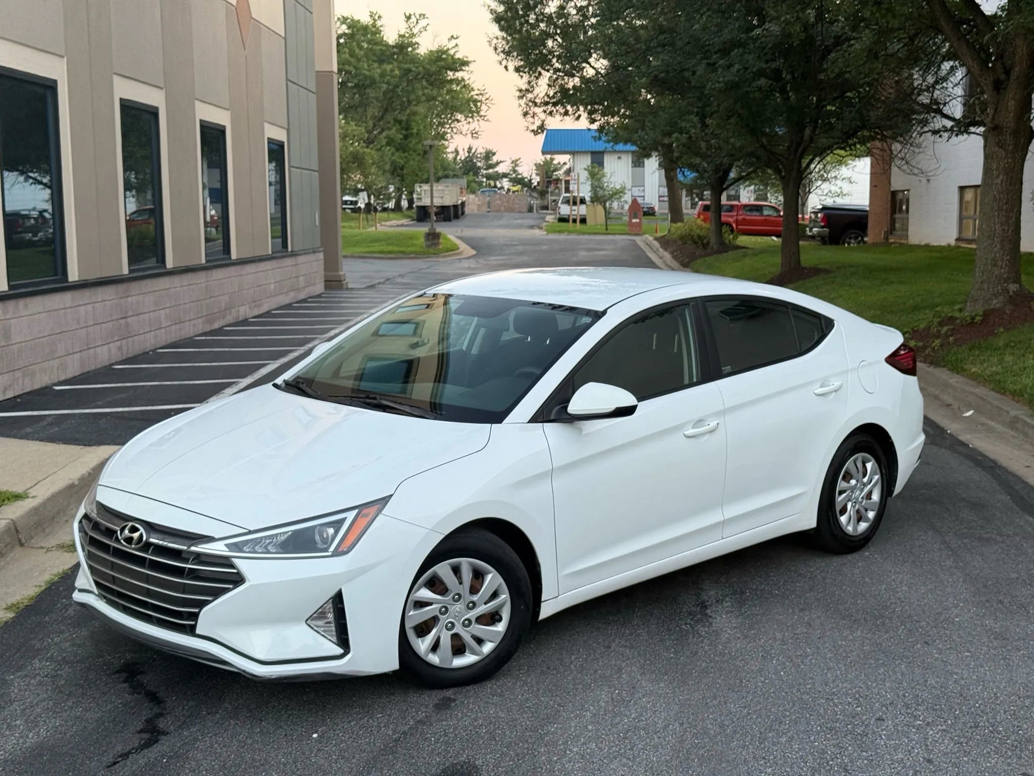 Used 2019 Hyundai Elantra SE image 1