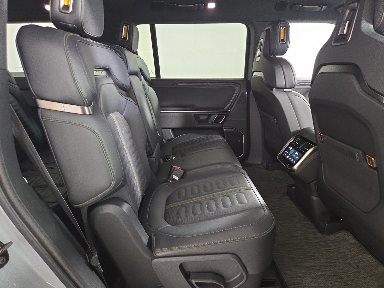 Used 2024 Rivian R1S Adventure AWD/4WD image 23