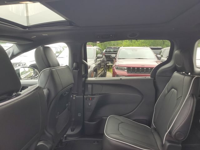 New 2027 Chrysler Pacifica Limited w/ Family Tech Group AWD/4WD image 10
