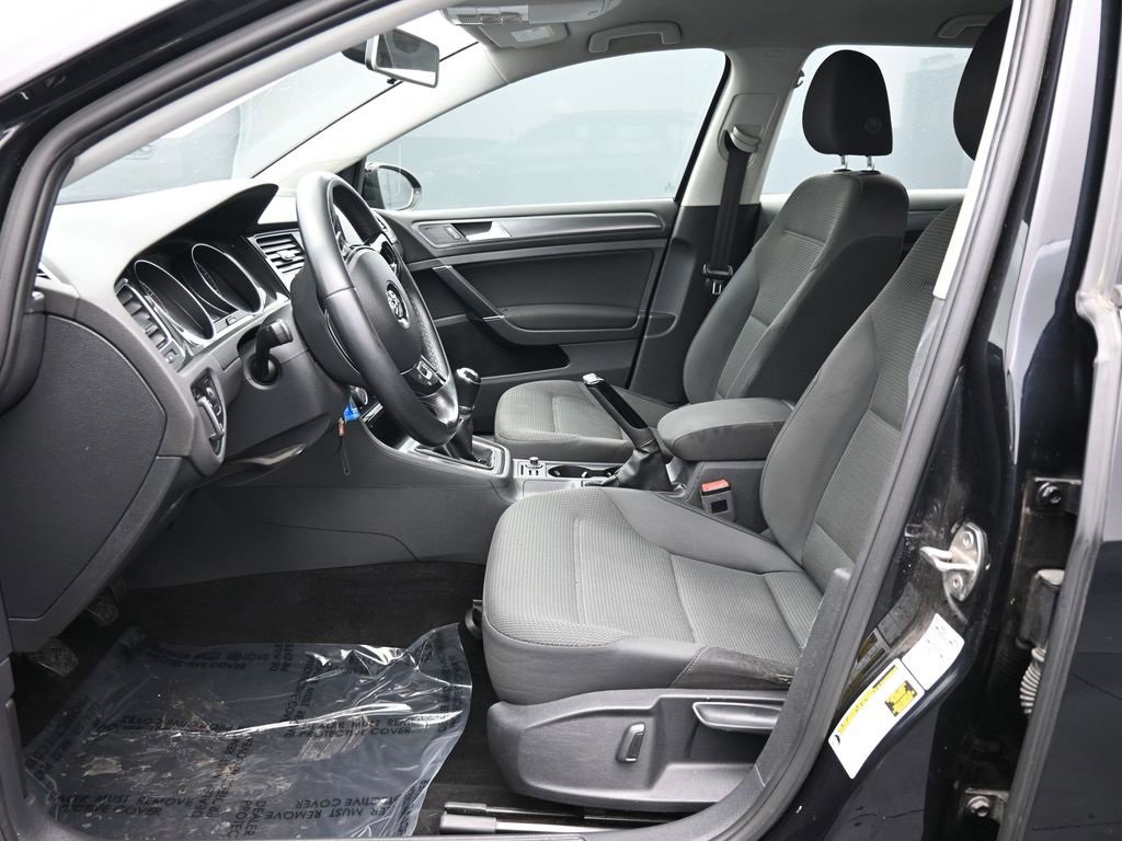 Used 2018 Volkswagen Golf S image 32