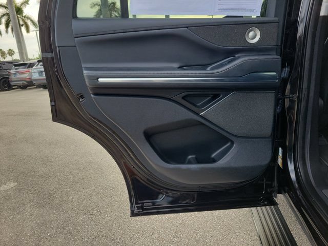 Certified 2025 Lincoln Navigator Reserve AWD/4WD image 15
