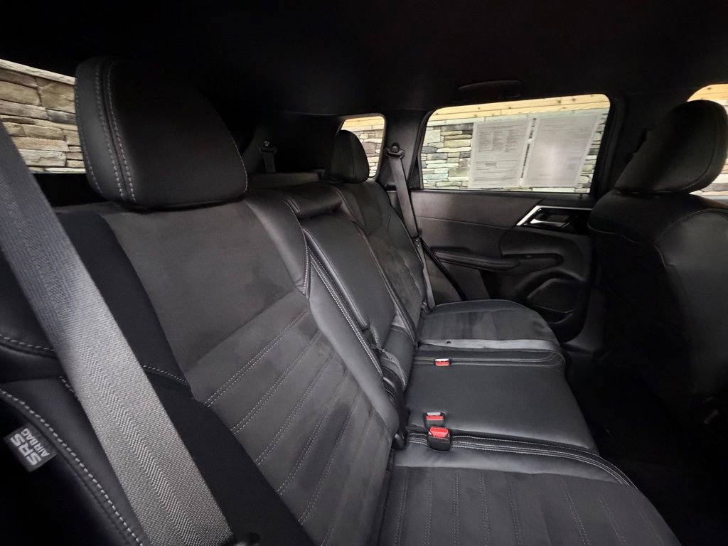 Used 2023 Mitsubishi Outlander SE Black Edition image 32