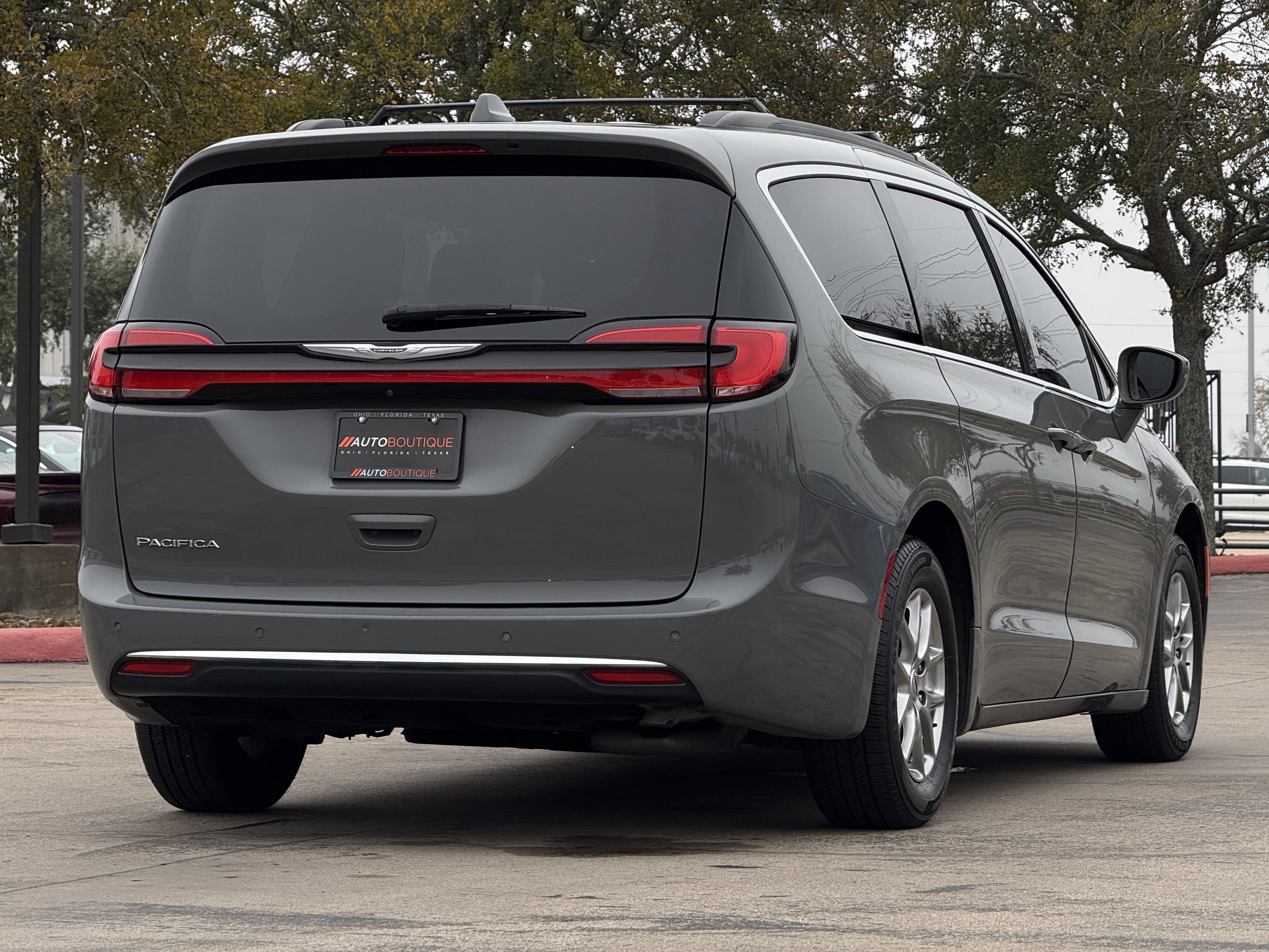 Used 2021 Chrysler Pacifica Touring image 10