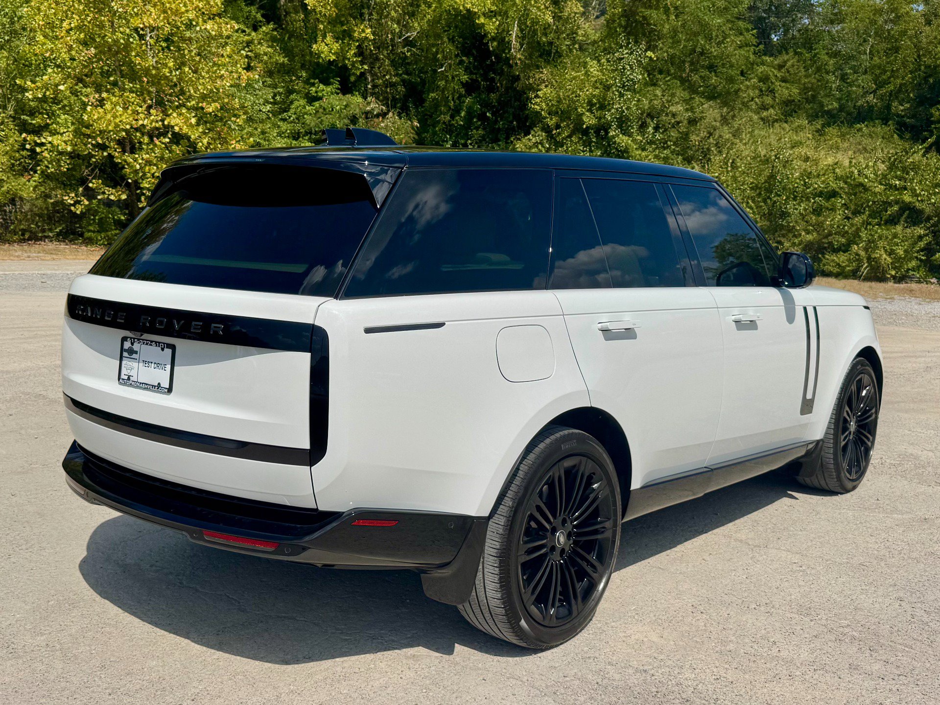 Used 2025 Land Rover Range Rover SE AWD/4WD image 3