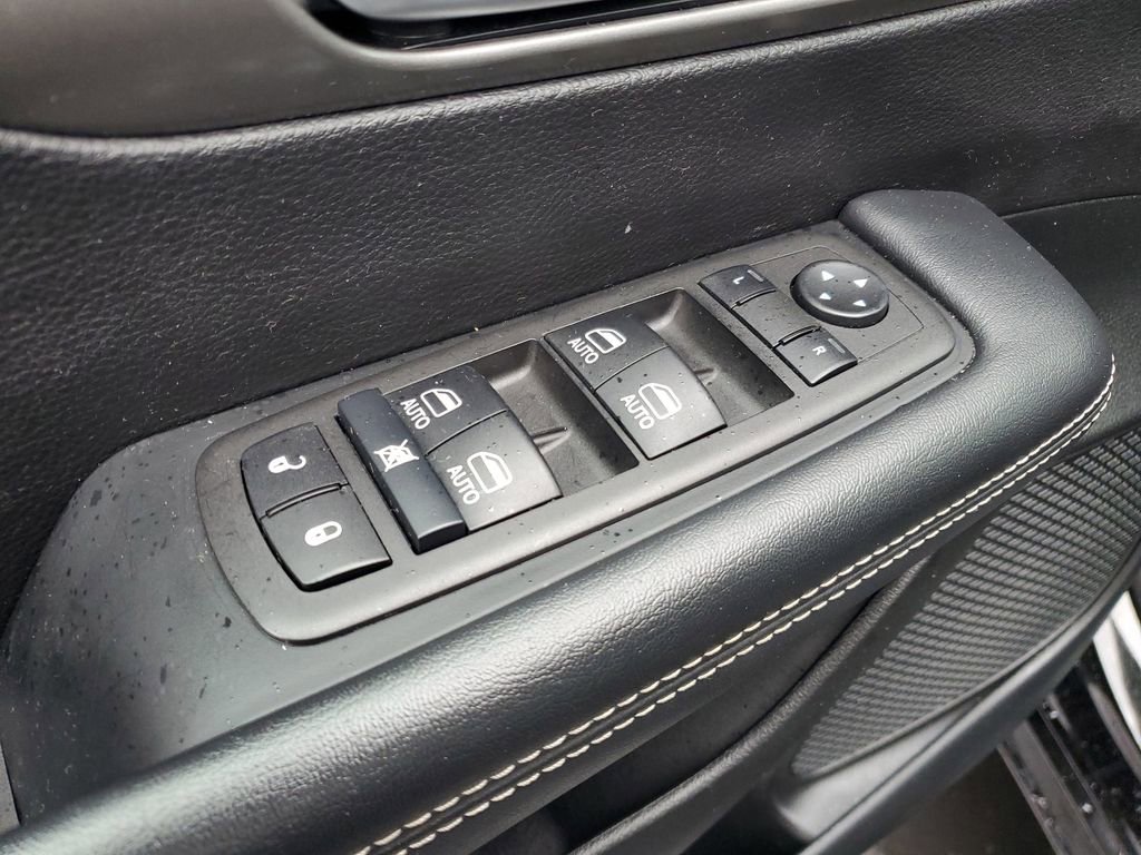 Used 2025 Chrysler Pacifica Select image 25