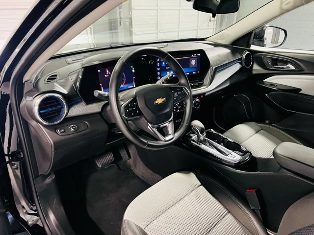 Used 2025 Chevrolet Trax LT w/ LT Convenience Package FWD image 21