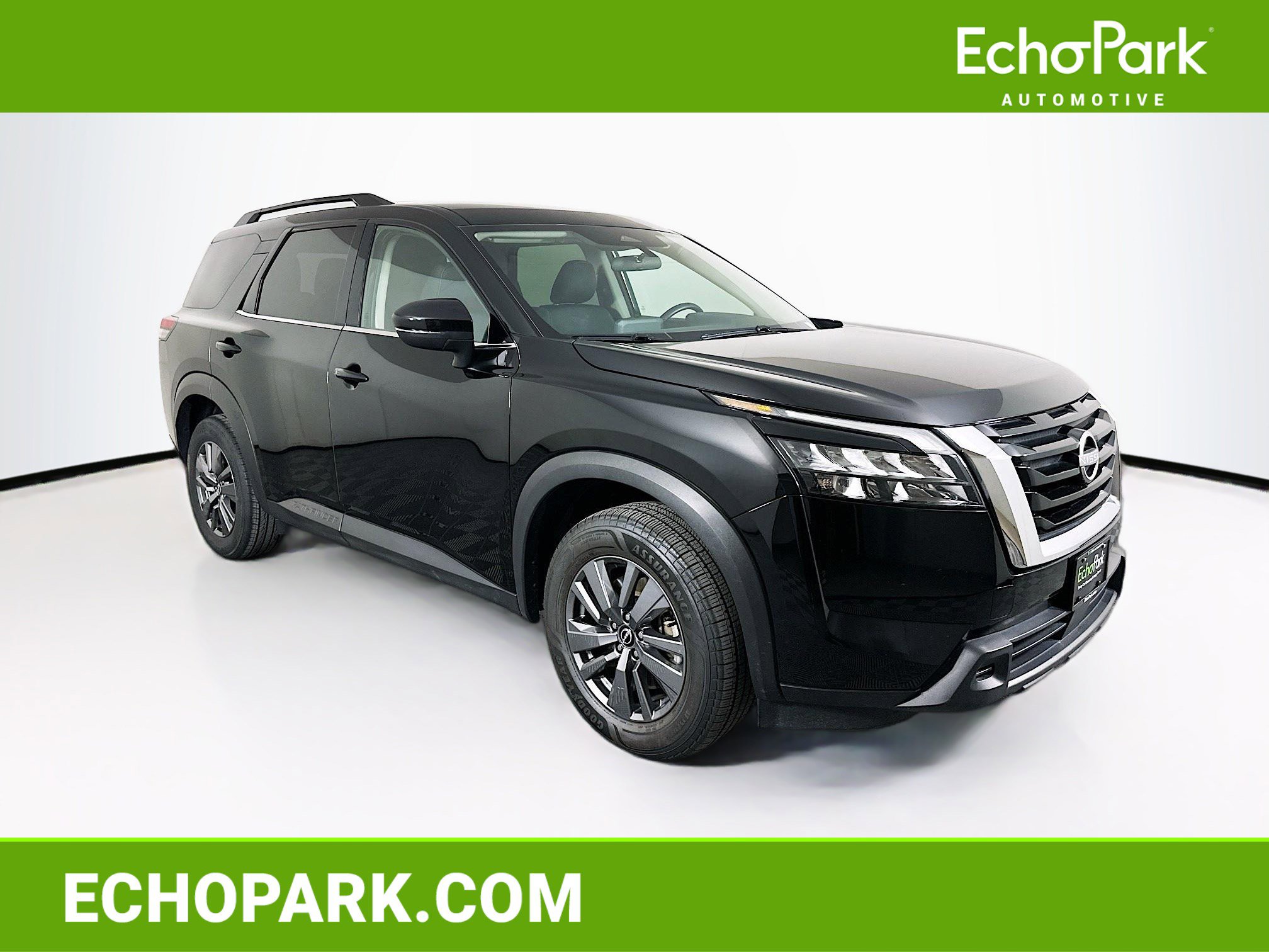 Used 2025 Nissan Pathfinder SV image 1