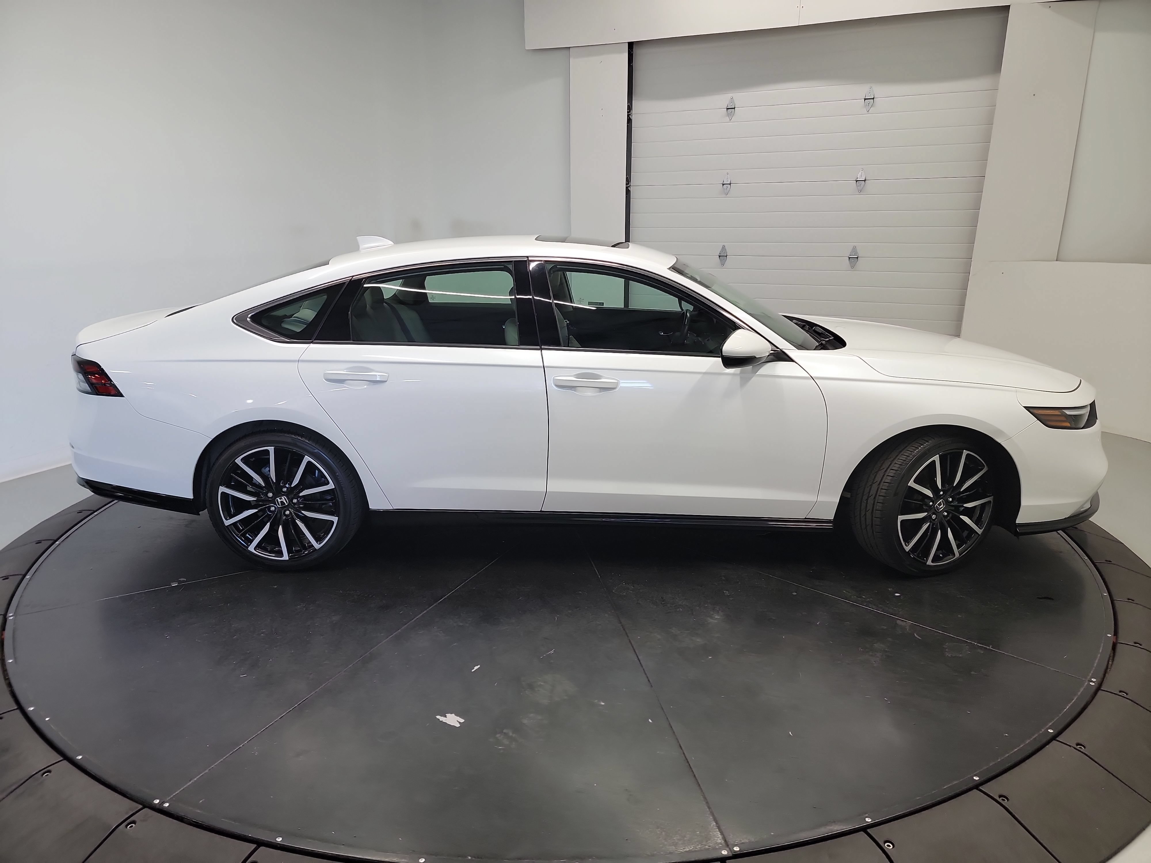 Used 2023 Honda Accord Touring image 11