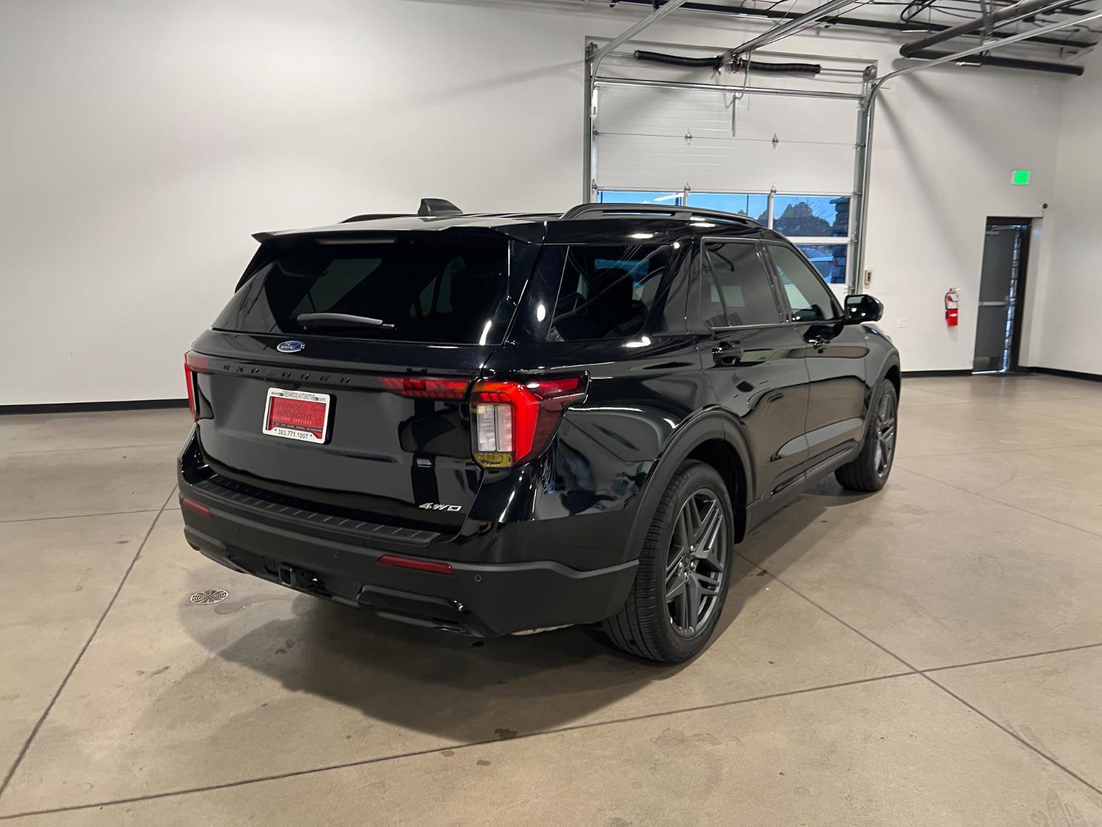 Used 2025 Ford Explorer ST-Line w/ ST-Line Street Pack AWD/4WD image 3