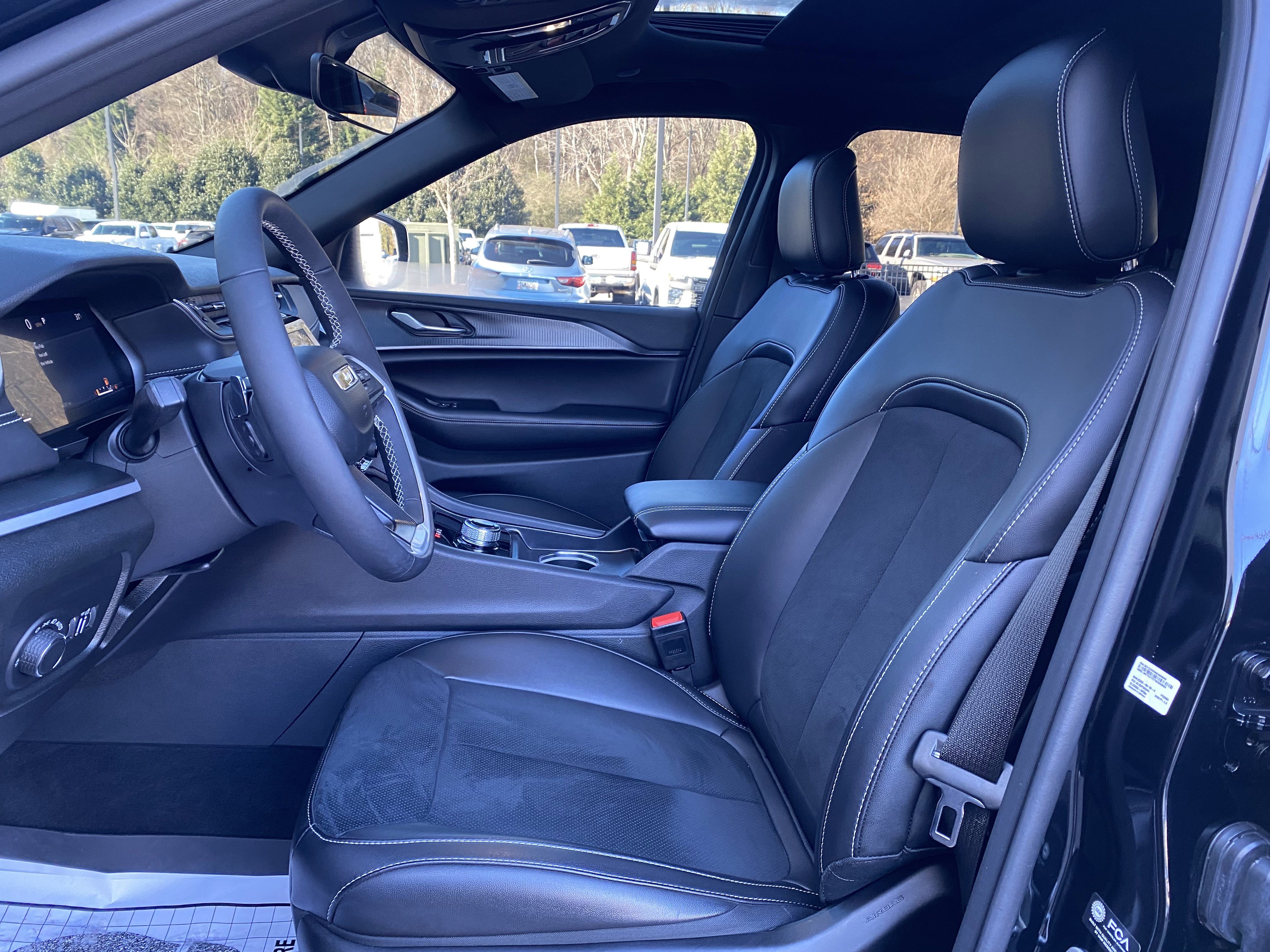 Used 2025 Jeep Grand Cherokee Altitude image 16