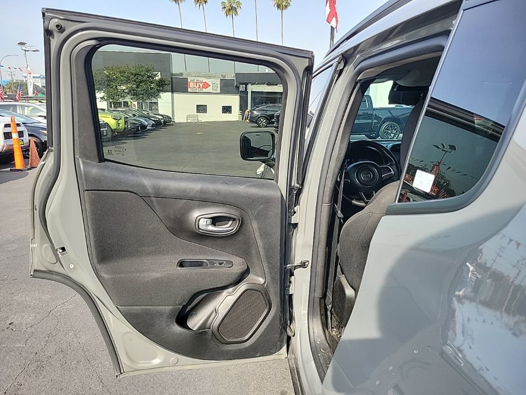 Used 2019 Jeep Renegade Latitude w/ Popular Equipment Group image 12
