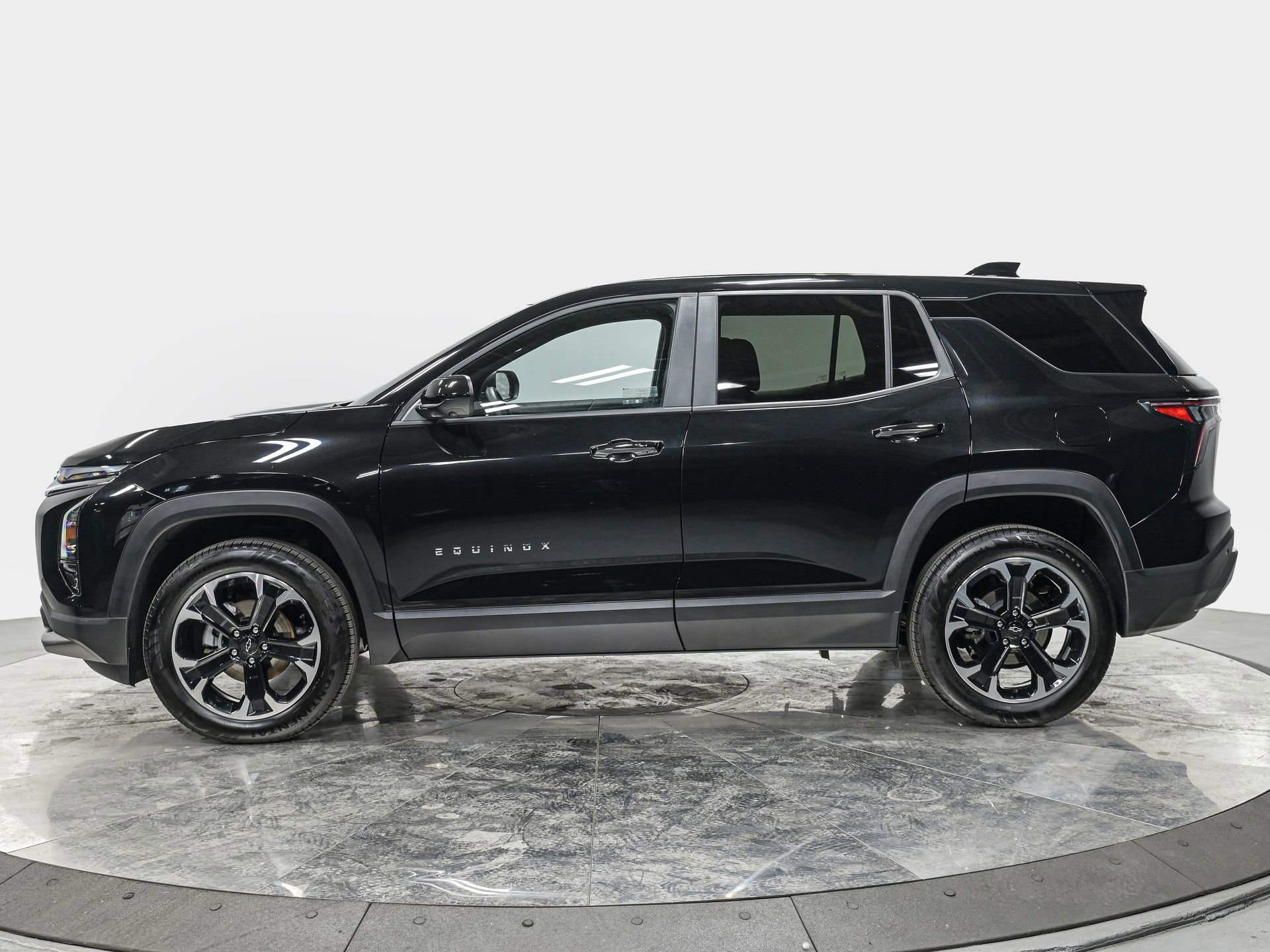 Used 2025 Chevrolet Equinox LT w/ Safety and Technology Package image 2