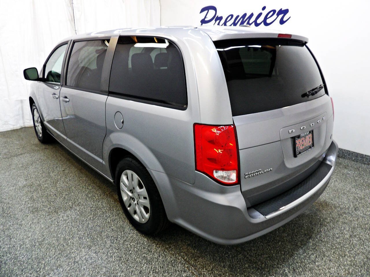 Used 2018 Dodge Grand Caravan SE w/ UConnect Hands-Free Group FWD image 4