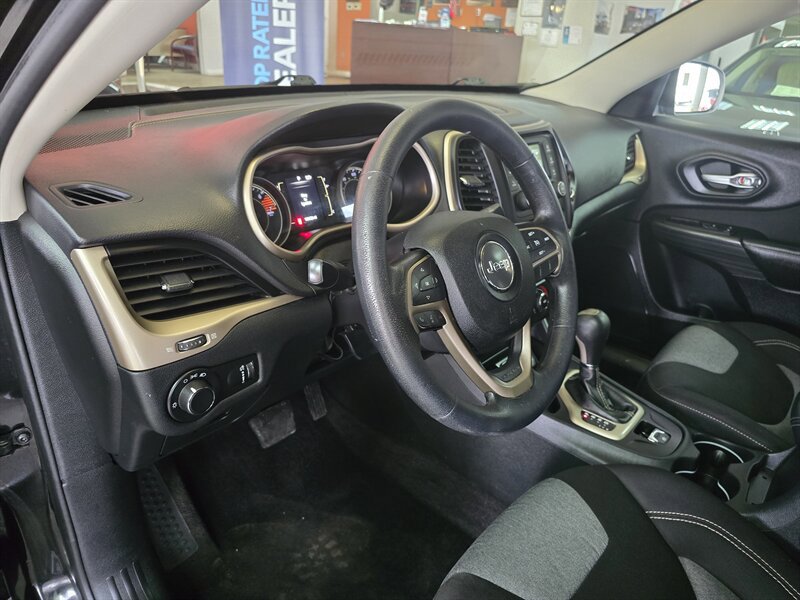 Used 2016 Jeep Cherokee Sport FWD image 8