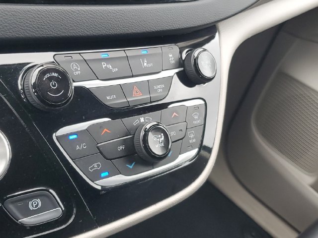 Used 2023 Chrysler Pacifica Touring-L FWD image 28