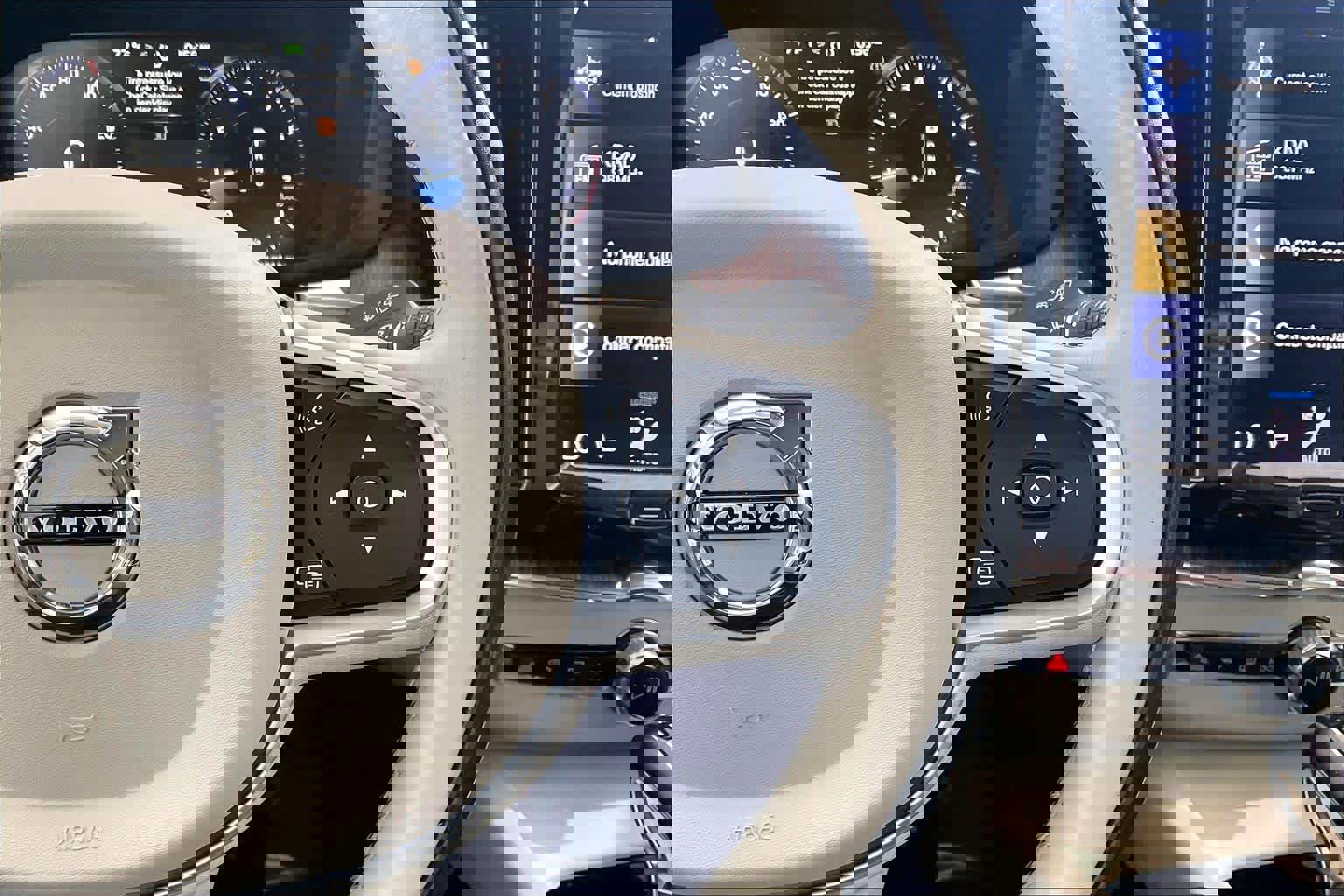 Used 2021 Volvo XC60 T6 Momentum image 25