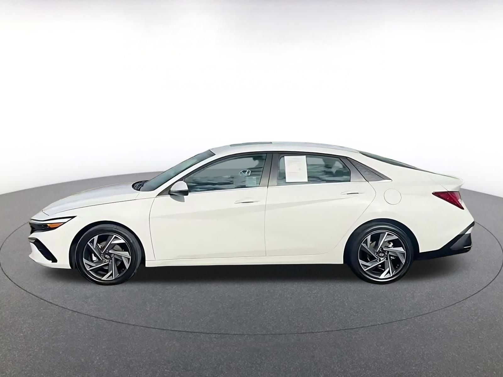 Used 2025 Hyundai Elantra Limited image 9