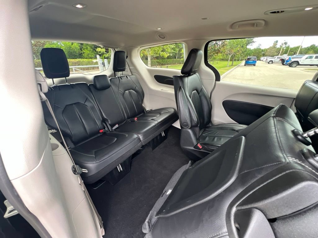 Used 2022 Chrysler Pacifica Touring-L FWD image 16