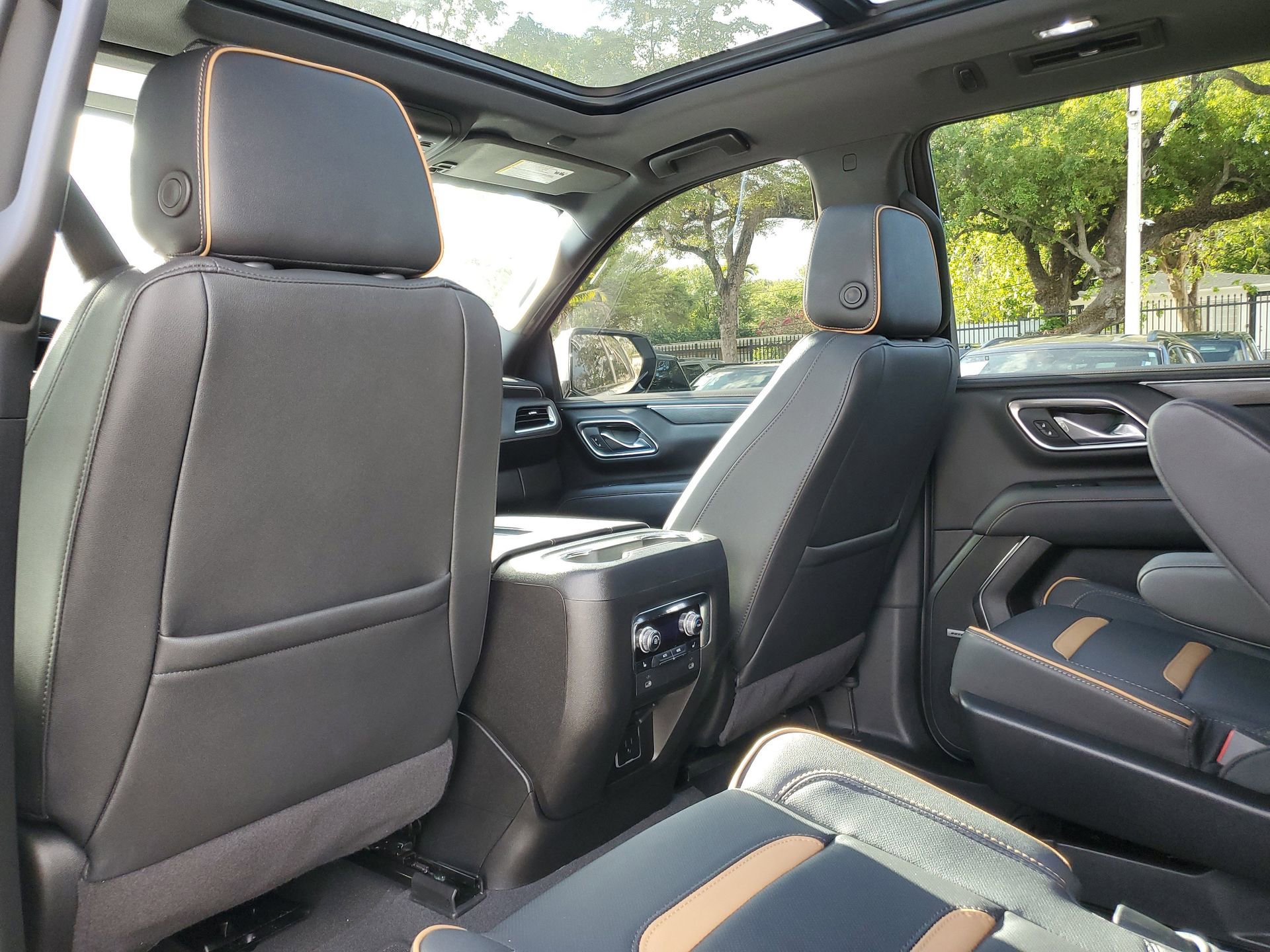 Used 2024 GMC Yukon AT4 w/ Technology Package image 11