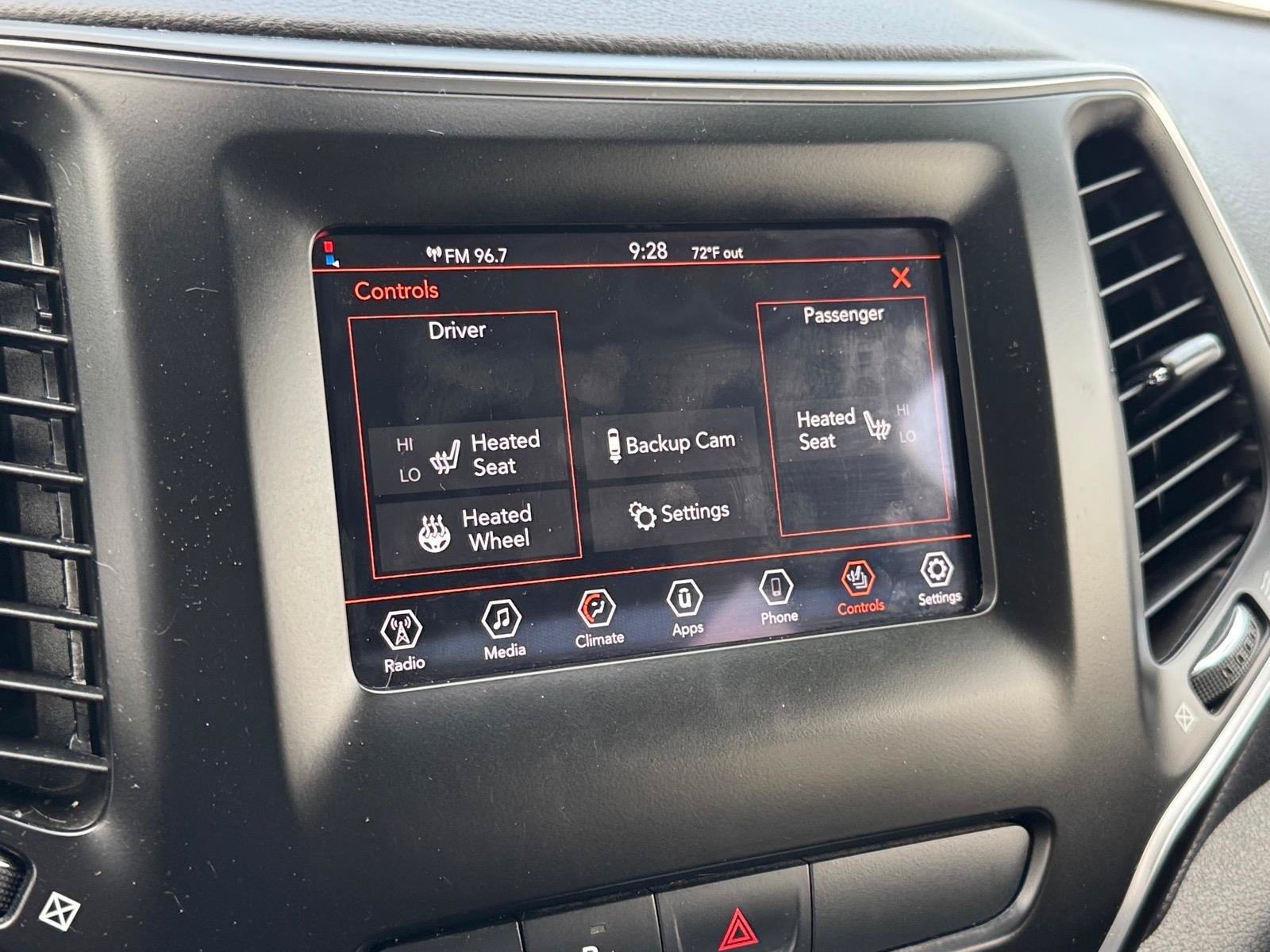 Used 2019 Jeep Cherokee Latitude Plus w/ Cold Weather Group AWD/4WD image 20