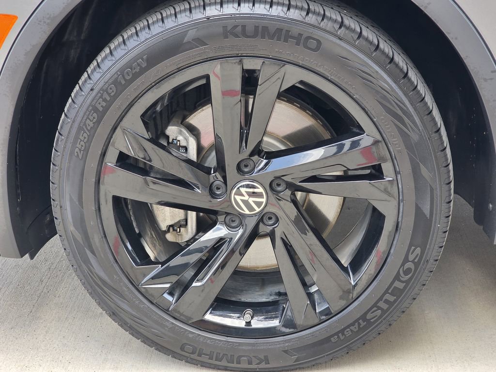 Used 2024 Volkswagen Tiguan SE R-Line FWD image 9