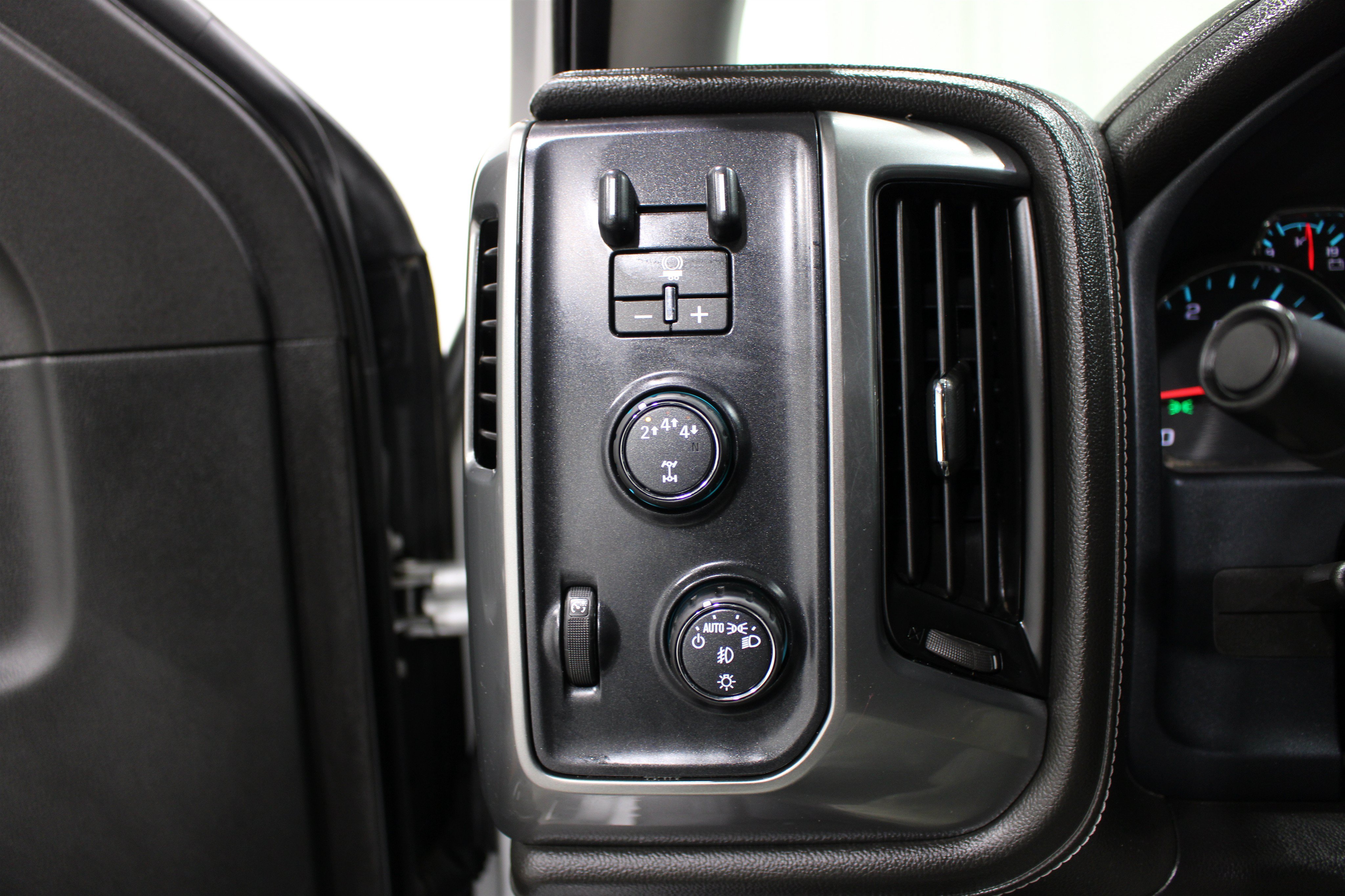 Used 2018 Chevrolet Silverado 2500 LTZ w/ Duramax Plus Package AWD/4WD image 9