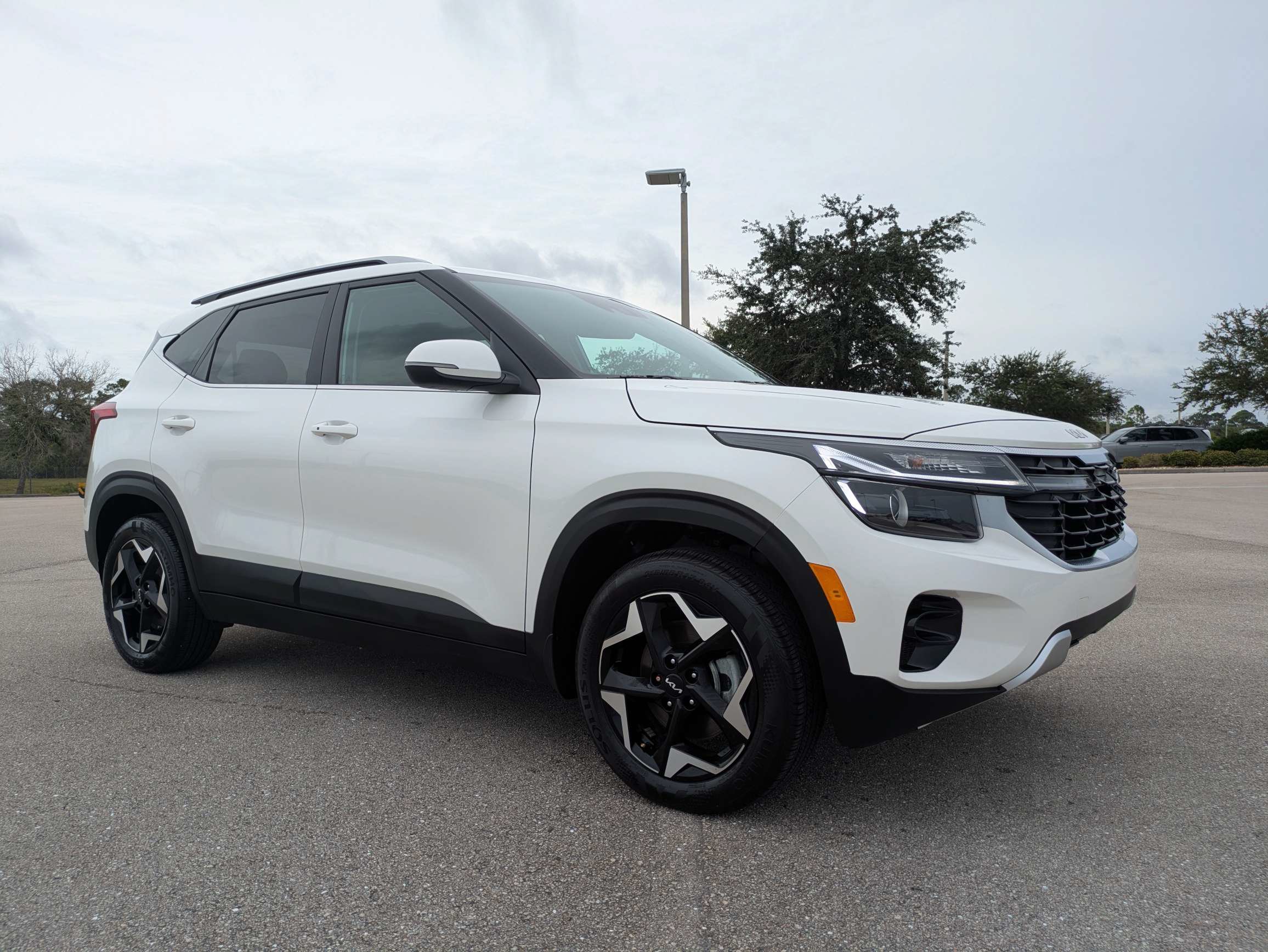 Certified 2025 Kia Seltos EX w/ EX Sunroof Package AWD/4WD image 2
