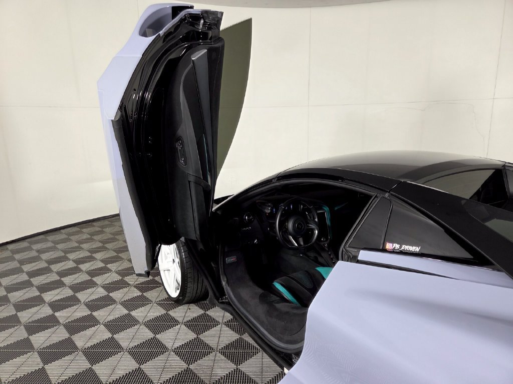 Used 2024 McLaren 750S Spider RWD image 9