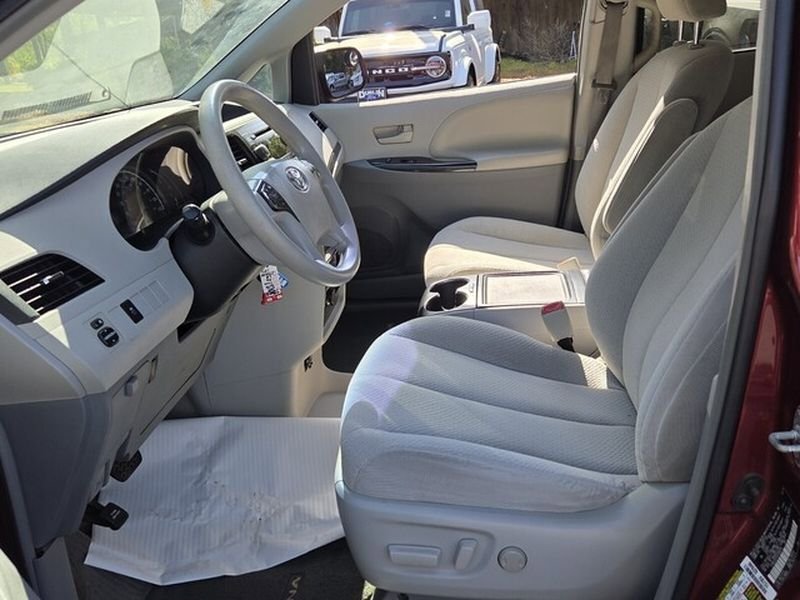 Used 2014 Toyota Sienna LE FWD image 6