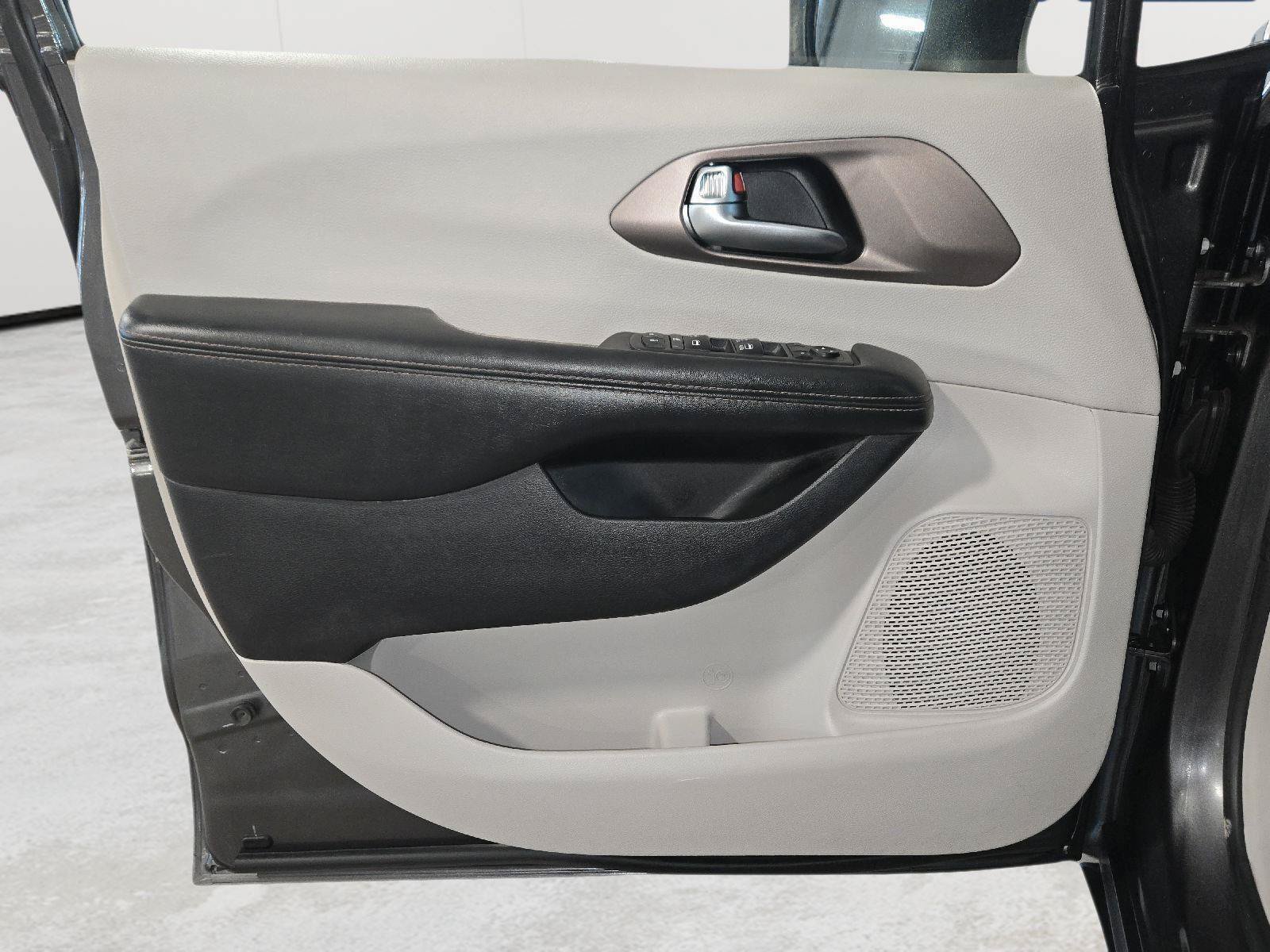 Used 2019 Chrysler Pacifica L FWD image 15