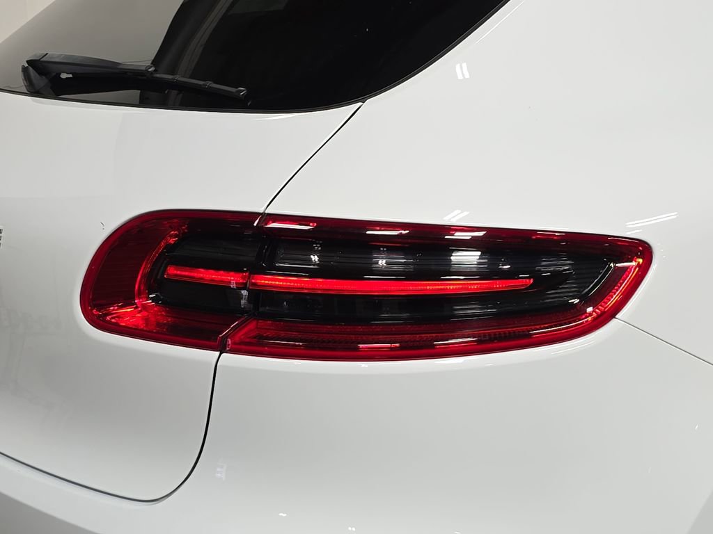 Used 2018 Porsche Macan AWD/4WD image 30