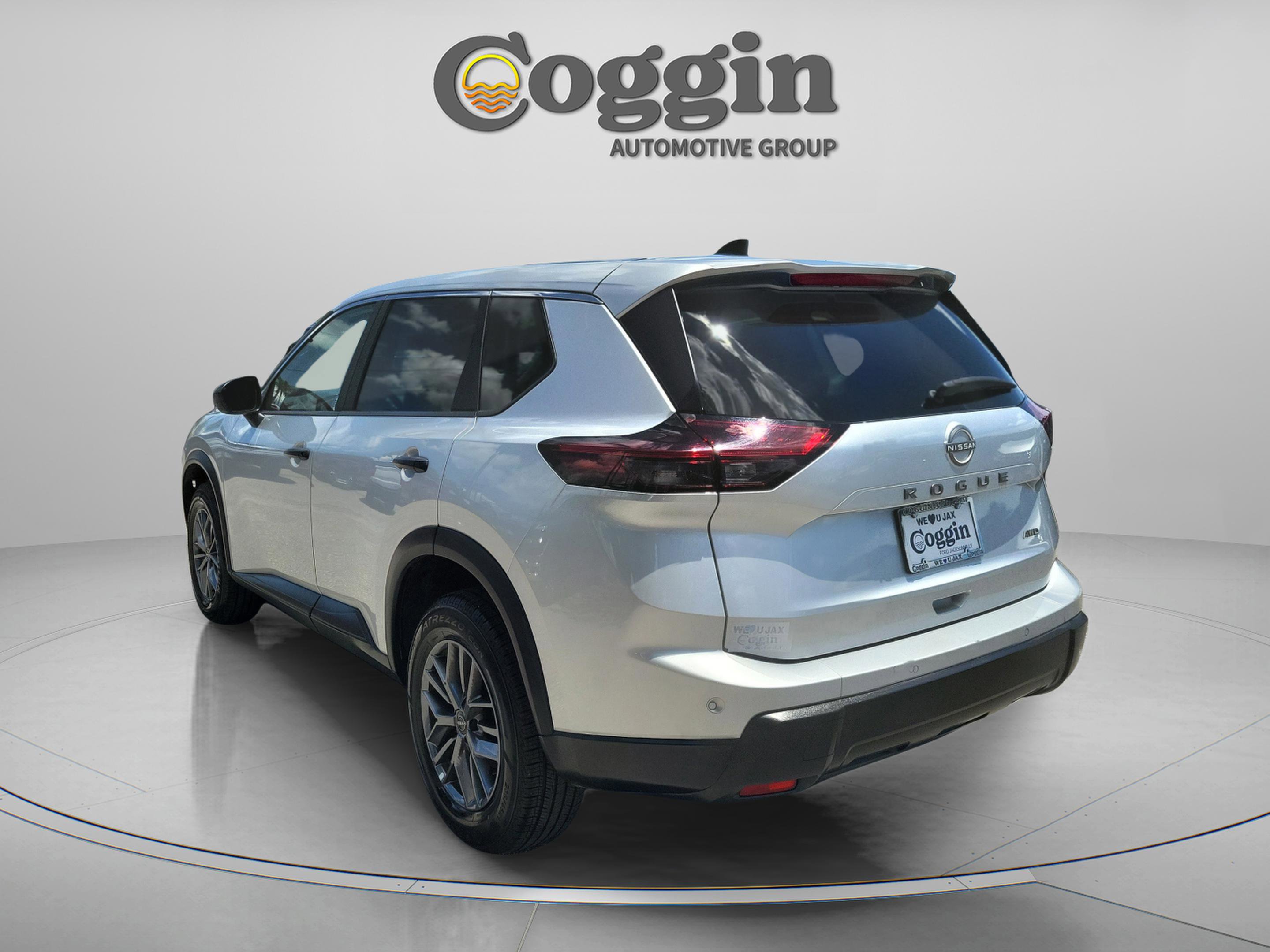 Used 2024 Nissan Rogue S AWD/4WD image 2