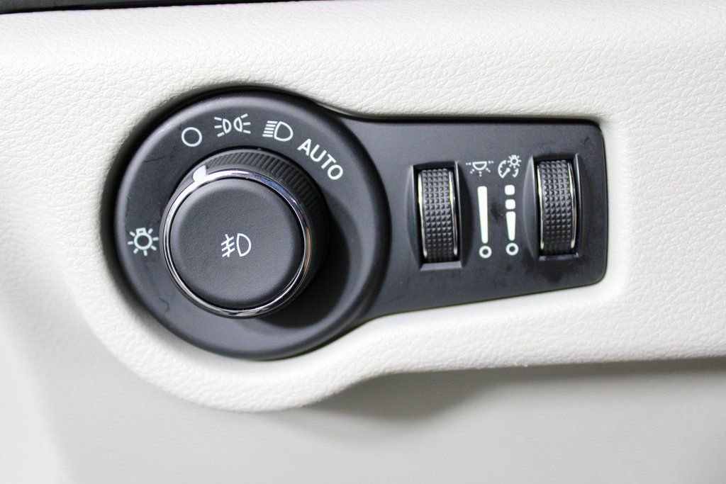 Used 2024 Chrysler Pacifica Touring-L image 22