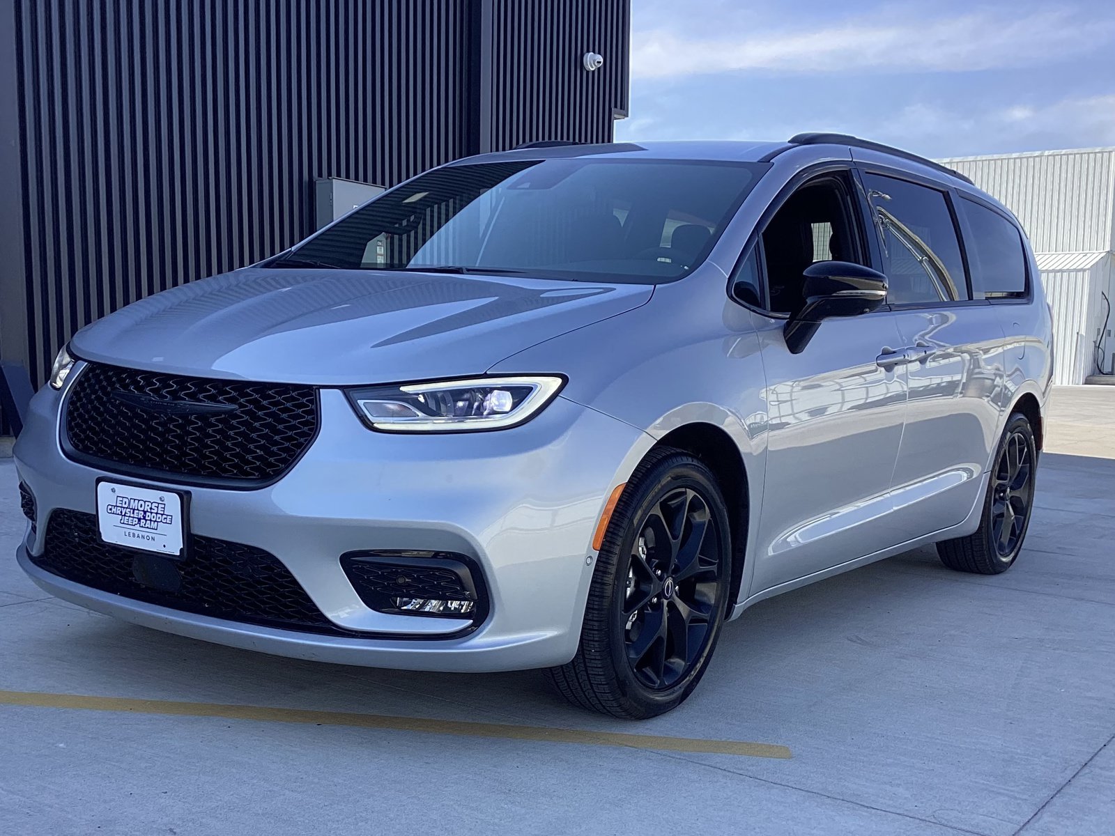 Used 2026 Chrysler Pacifica Select w/ S Appearance Package FWD image 1