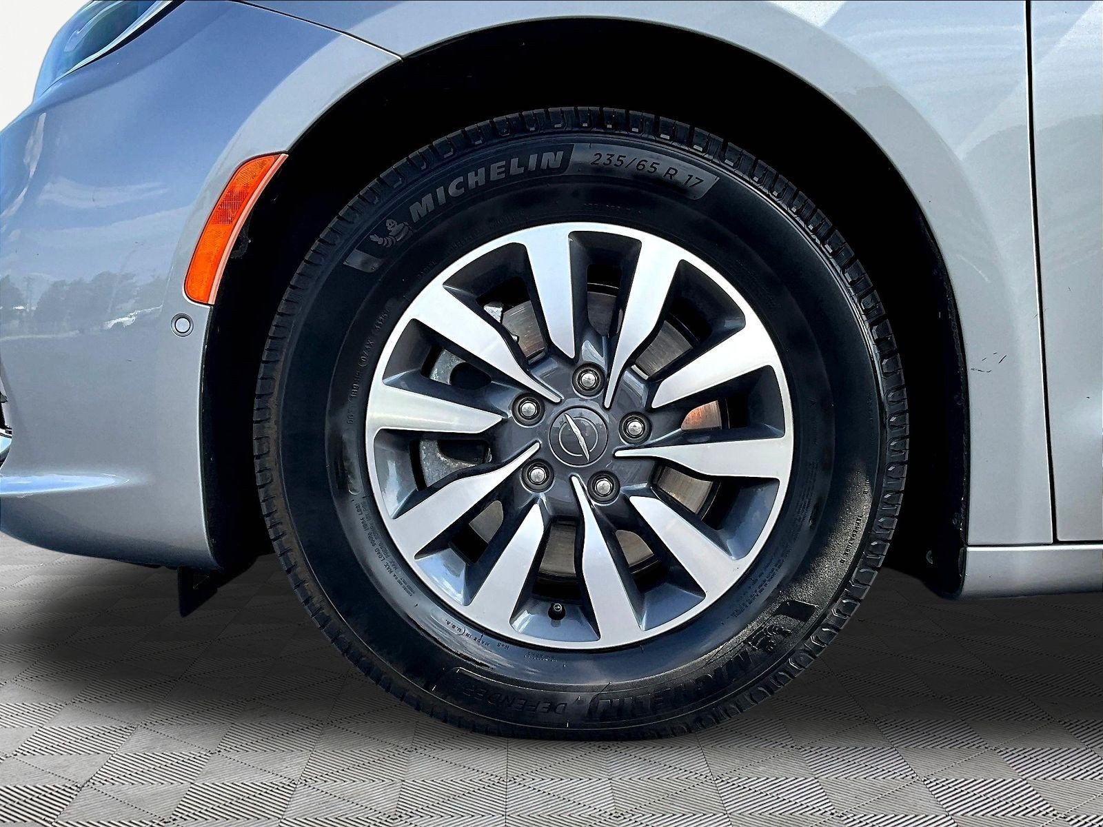 Used 2021 Chrysler Pacifica Limited w/ Uconnect Theater Family Group FWD image 33
