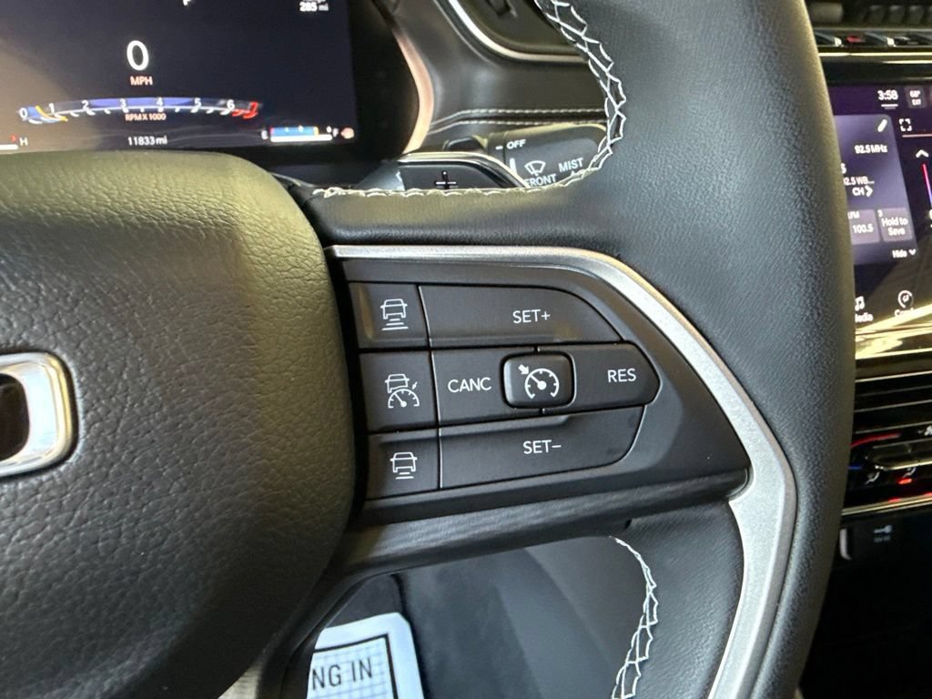 Used 2023 Jeep Grand Cherokee Laredo AWD/4WD image 27