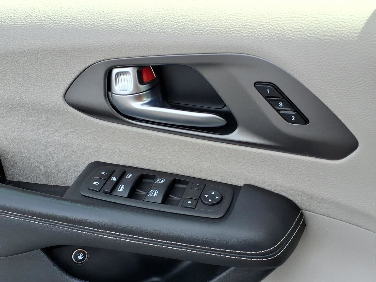 Used 2023 Chrysler Pacifica Touring-L image 17