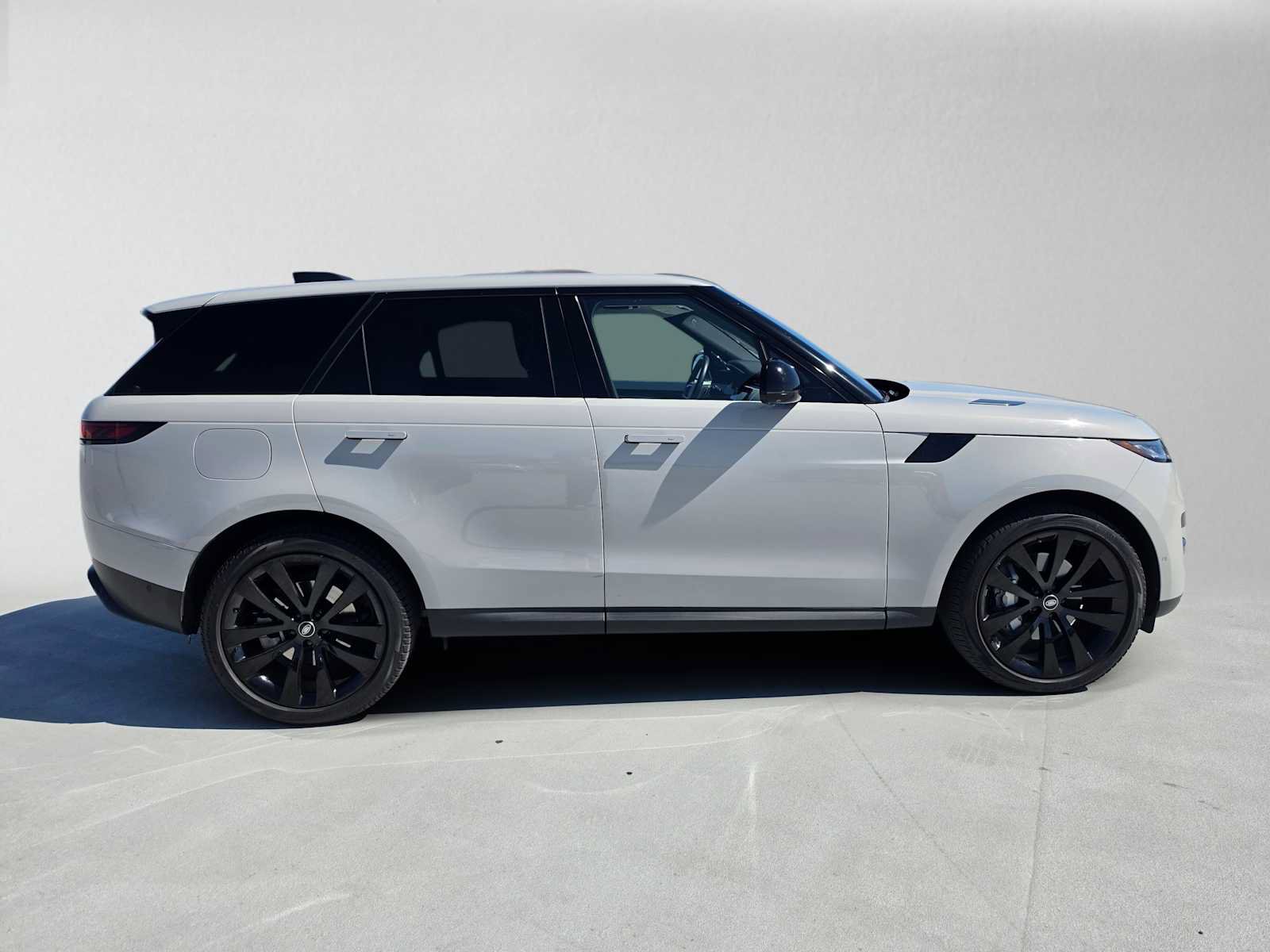Used 2024 Land Rover Range Rover Sport SE AWD/4WD image 6