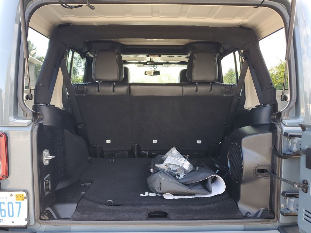 Used 2014 Jeep Wrangler Unlimited Sahara w/ Connectivity Group AWD/4WD image 7