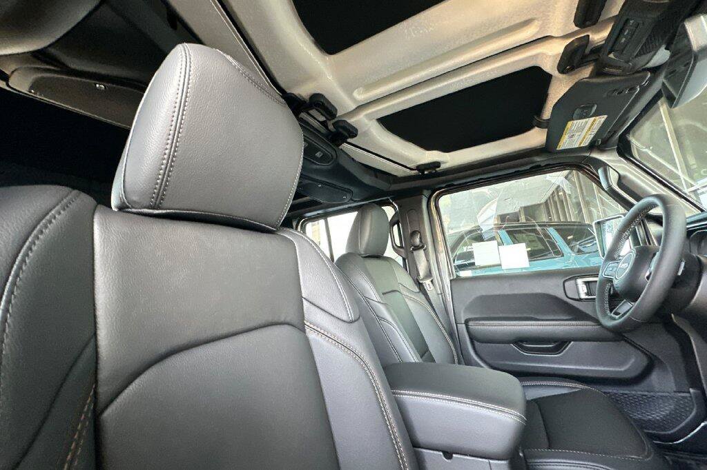 New 2026 Jeep Gladiator Sport AWD/4WD image 16